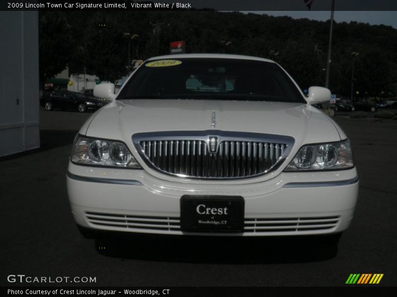 Vibrant White / Black 2009 Lincoln Town Car Signature Limited