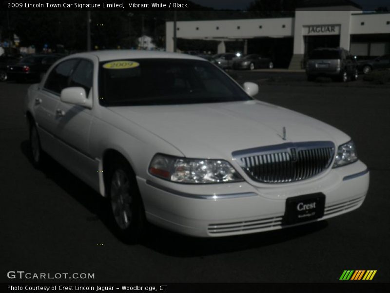 Vibrant White / Black 2009 Lincoln Town Car Signature Limited