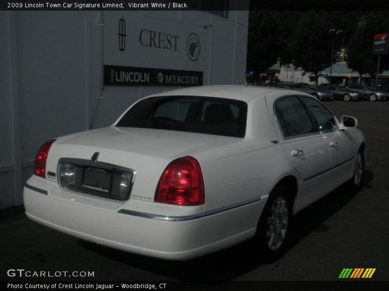 Vibrant White / Black 2009 Lincoln Town Car Signature Limited