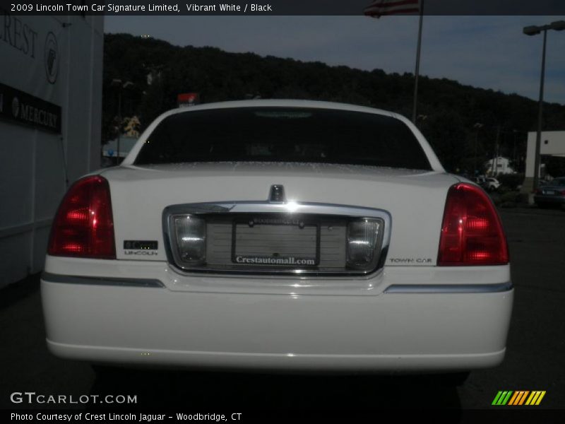 Vibrant White / Black 2009 Lincoln Town Car Signature Limited