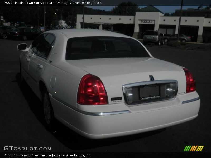 Vibrant White / Black 2009 Lincoln Town Car Signature Limited