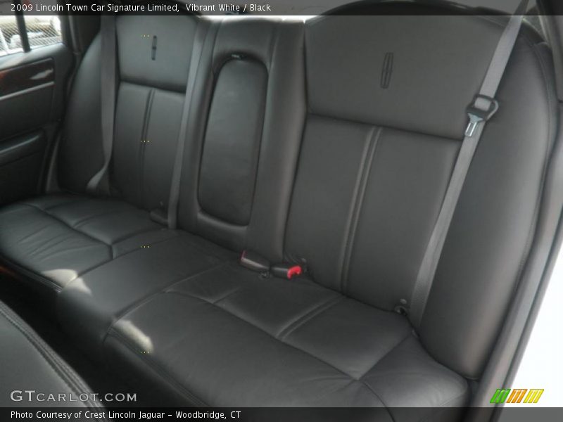 Vibrant White / Black 2009 Lincoln Town Car Signature Limited