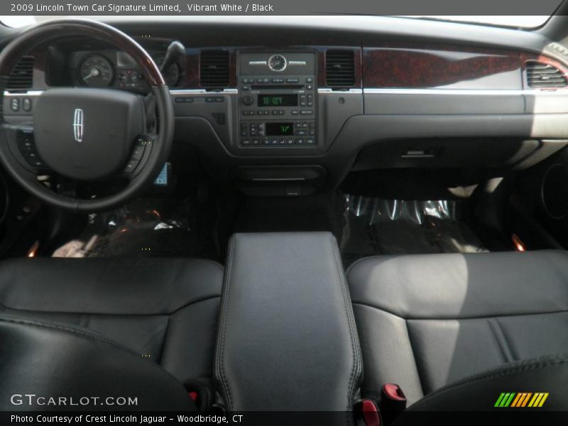 Vibrant White / Black 2009 Lincoln Town Car Signature Limited