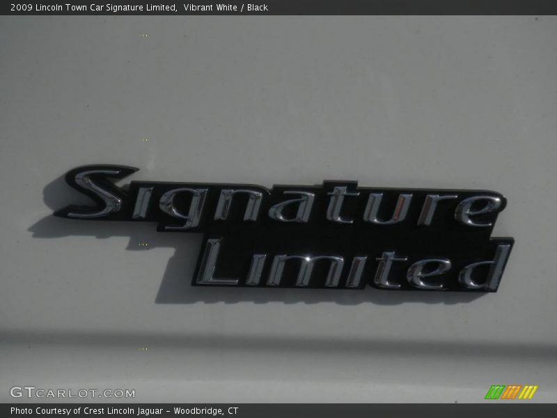 Vibrant White / Black 2009 Lincoln Town Car Signature Limited