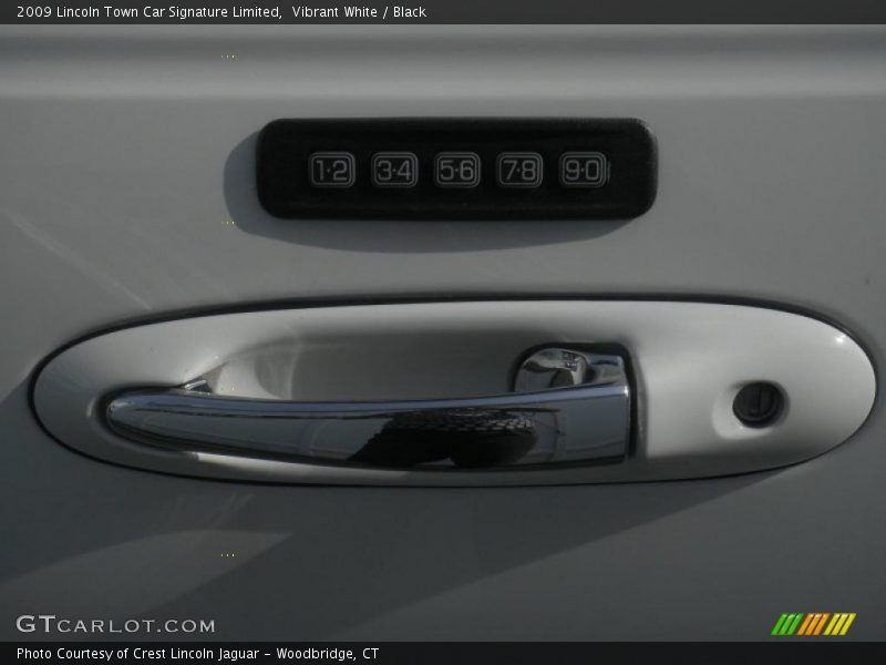 Vibrant White / Black 2009 Lincoln Town Car Signature Limited
