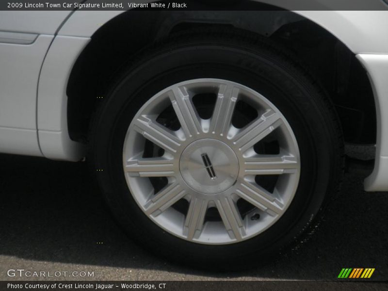 Vibrant White / Black 2009 Lincoln Town Car Signature Limited