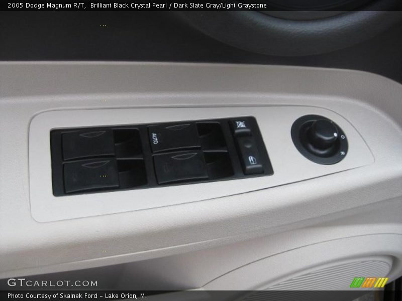 Brilliant Black Crystal Pearl / Dark Slate Gray/Light Graystone 2005 Dodge Magnum R/T
