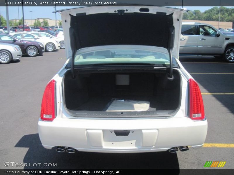 White Diamond Tricoat / Shale/Cocoa Accents 2011 Cadillac DTS