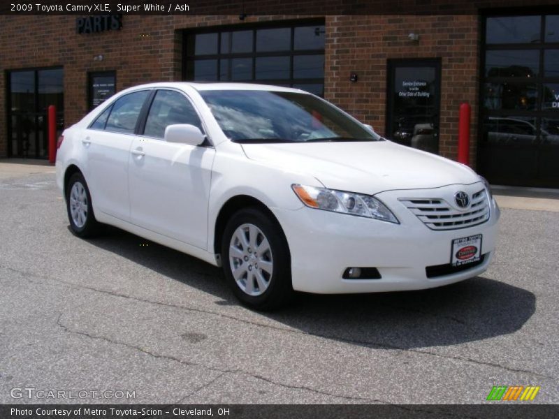 Super White / Ash 2009 Toyota Camry XLE