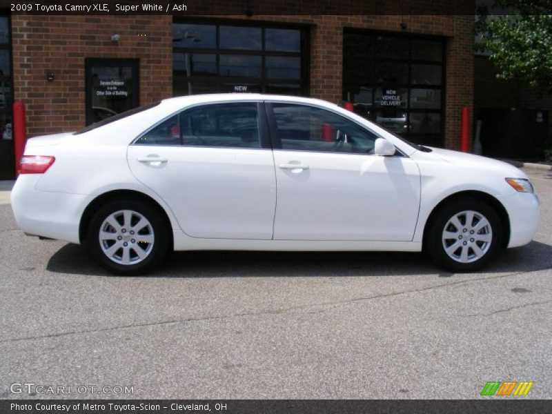 Super White / Ash 2009 Toyota Camry XLE