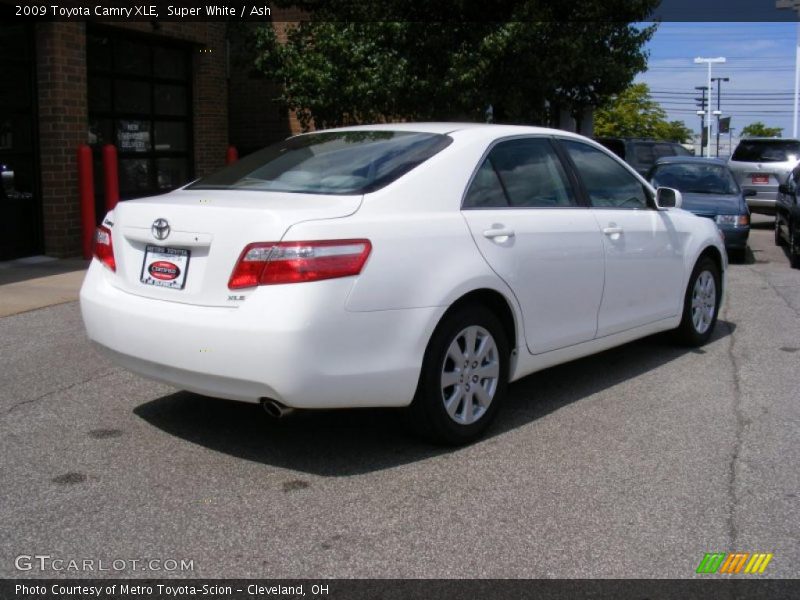 Super White / Ash 2009 Toyota Camry XLE