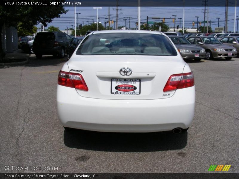 Super White / Ash 2009 Toyota Camry XLE