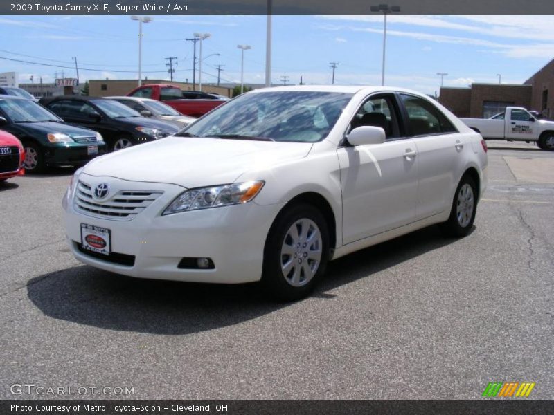 Super White / Ash 2009 Toyota Camry XLE