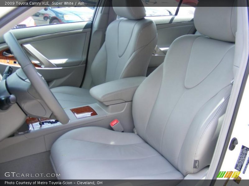 Super White / Ash 2009 Toyota Camry XLE