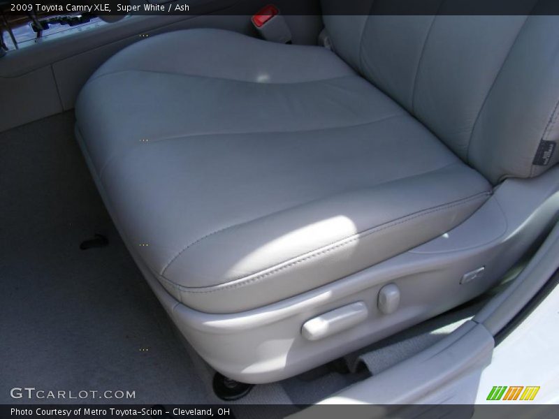 Super White / Ash 2009 Toyota Camry XLE