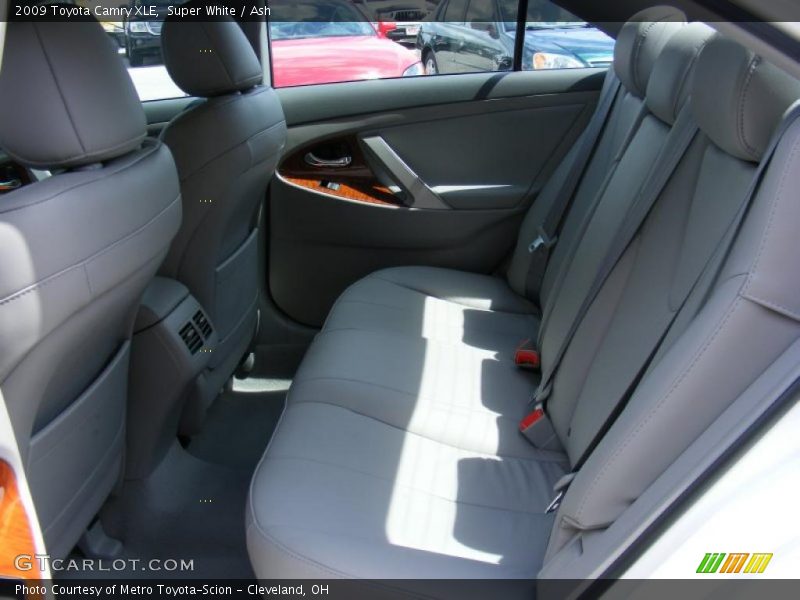 Super White / Ash 2009 Toyota Camry XLE