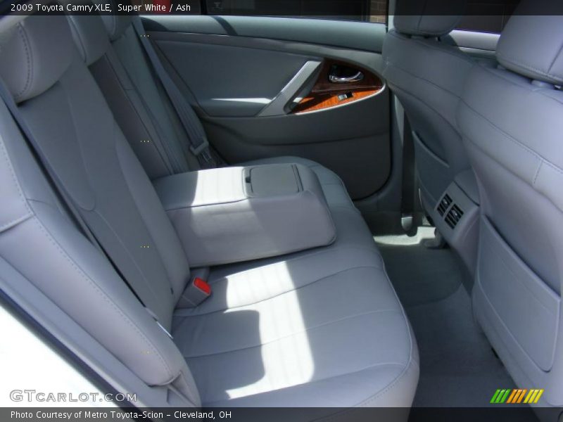 Super White / Ash 2009 Toyota Camry XLE