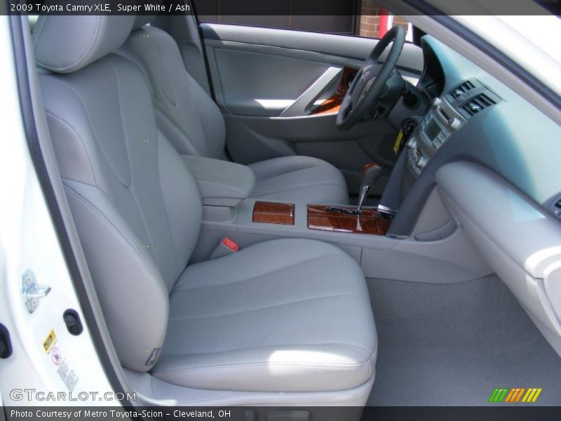 Super White / Ash 2009 Toyota Camry XLE