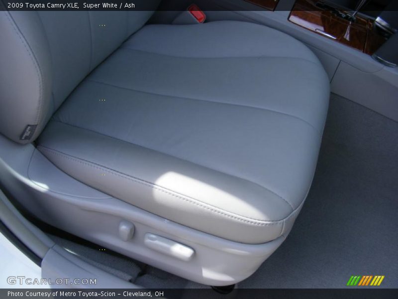 Super White / Ash 2009 Toyota Camry XLE