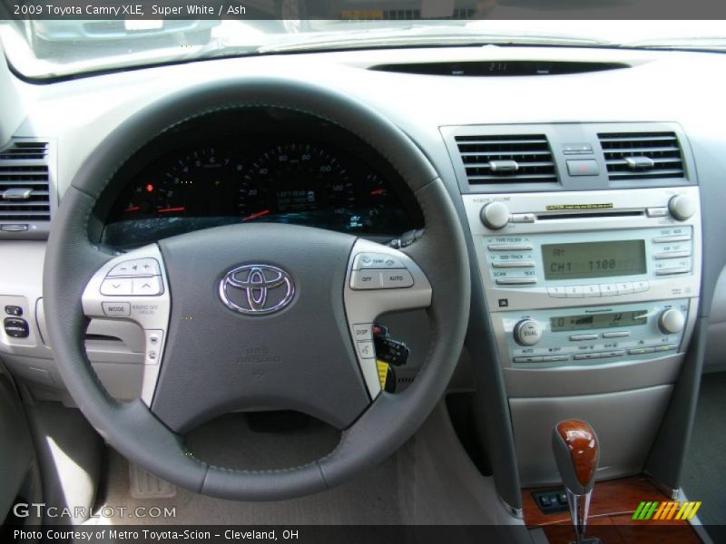 Super White / Ash 2009 Toyota Camry XLE