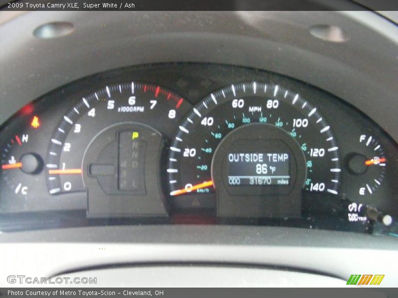 Super White / Ash 2009 Toyota Camry XLE