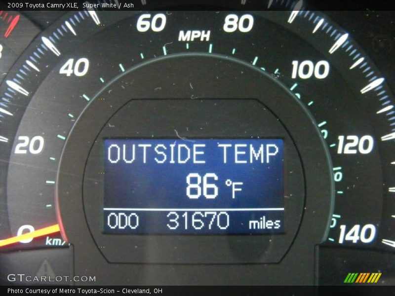 Super White / Ash 2009 Toyota Camry XLE