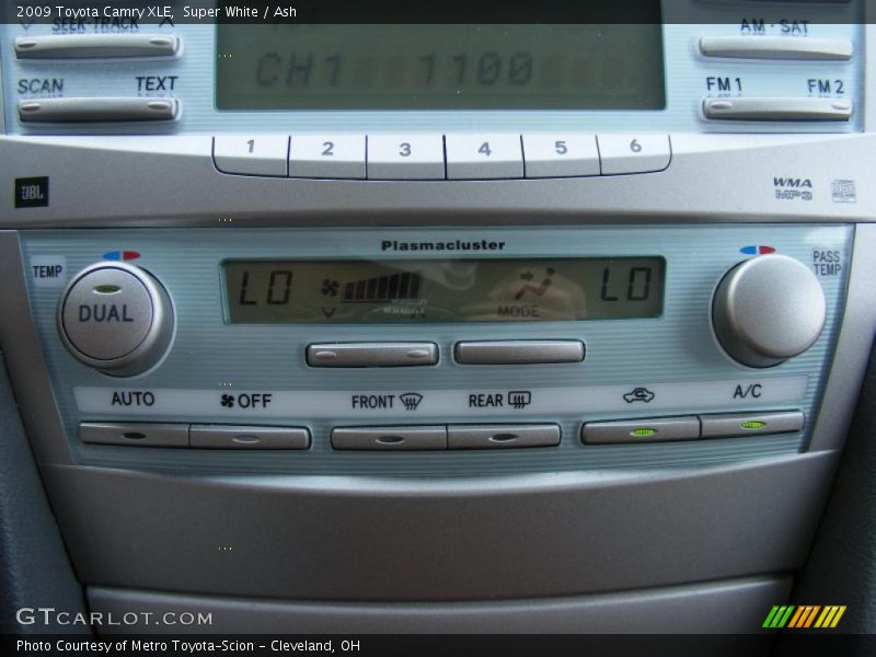 Super White / Ash 2009 Toyota Camry XLE