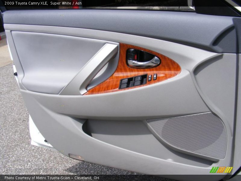 Super White / Ash 2009 Toyota Camry XLE