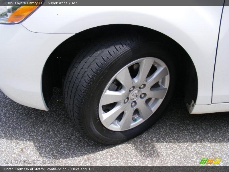 Super White / Ash 2009 Toyota Camry XLE