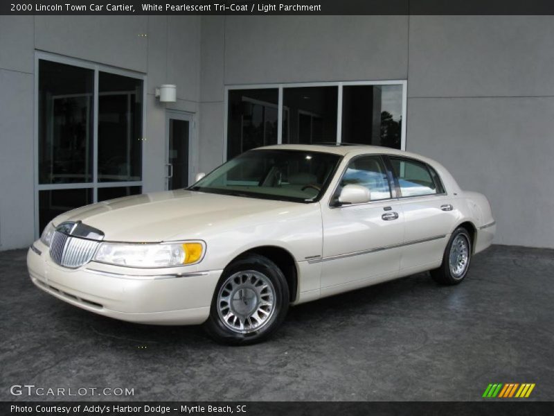 White Pearlescent Tri-Coat / Light Parchment 2000 Lincoln Town Car Cartier
