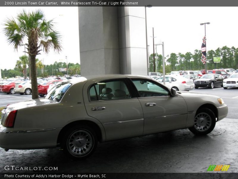 White Pearlescent Tri-Coat / Light Parchment 2000 Lincoln Town Car Cartier