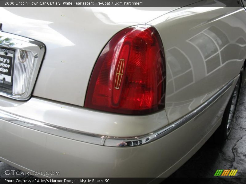 White Pearlescent Tri-Coat / Light Parchment 2000 Lincoln Town Car Cartier
