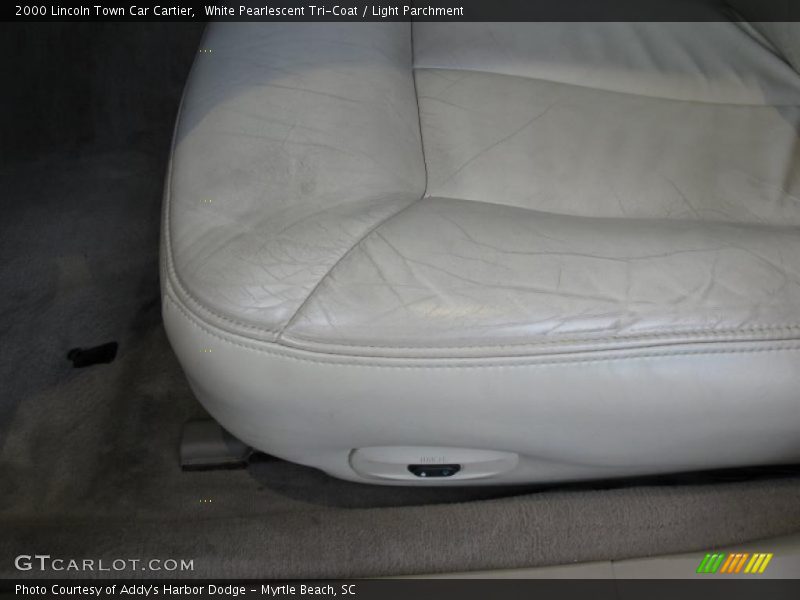 White Pearlescent Tri-Coat / Light Parchment 2000 Lincoln Town Car Cartier