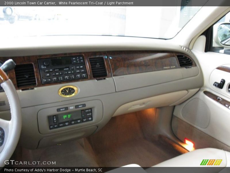 White Pearlescent Tri-Coat / Light Parchment 2000 Lincoln Town Car Cartier