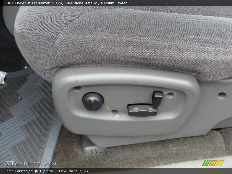 Silverstone Metallic / Medium Pewter 2004 Chevrolet TrailBlazer LS 4x4