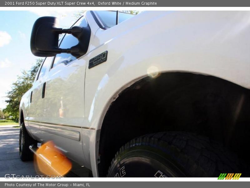 Oxford White / Medium Graphite 2001 Ford F250 Super Duty XLT Super Crew 4x4