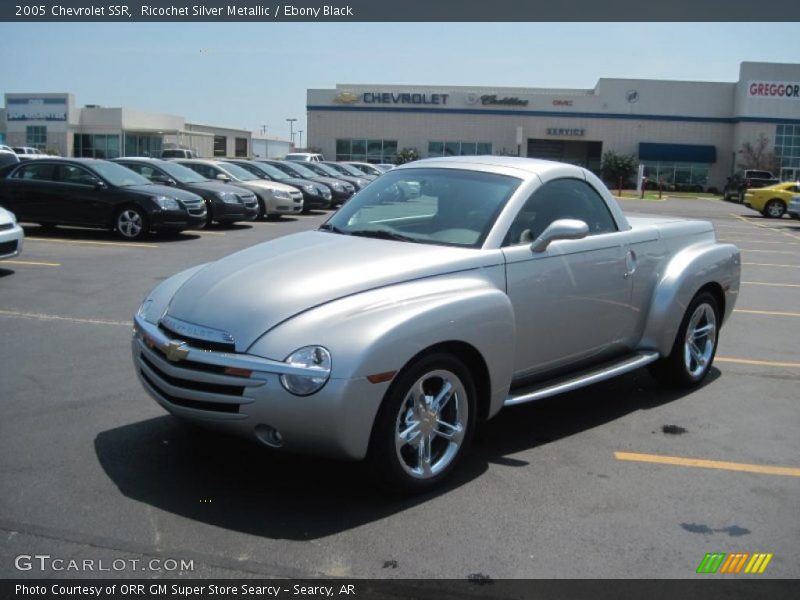 Front 3/4 View of 2005 SSR 