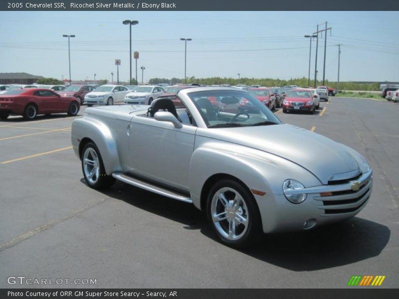 Front 3/4 View of 2005 SSR 