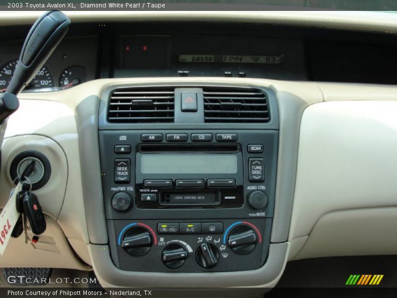 Diamond White Pearl / Taupe 2003 Toyota Avalon XL
