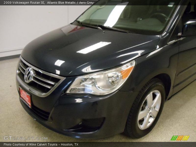 Atlantis Blue Metallic / Aero Grey 2009 Volkswagen Routan SE