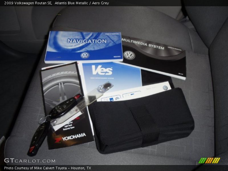 Atlantis Blue Metallic / Aero Grey 2009 Volkswagen Routan SE