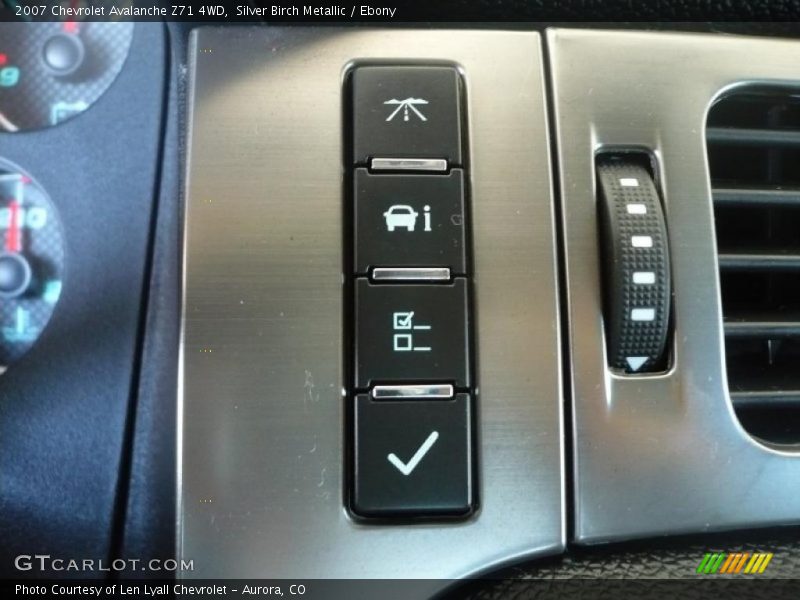 Silver Birch Metallic / Ebony 2007 Chevrolet Avalanche Z71 4WD