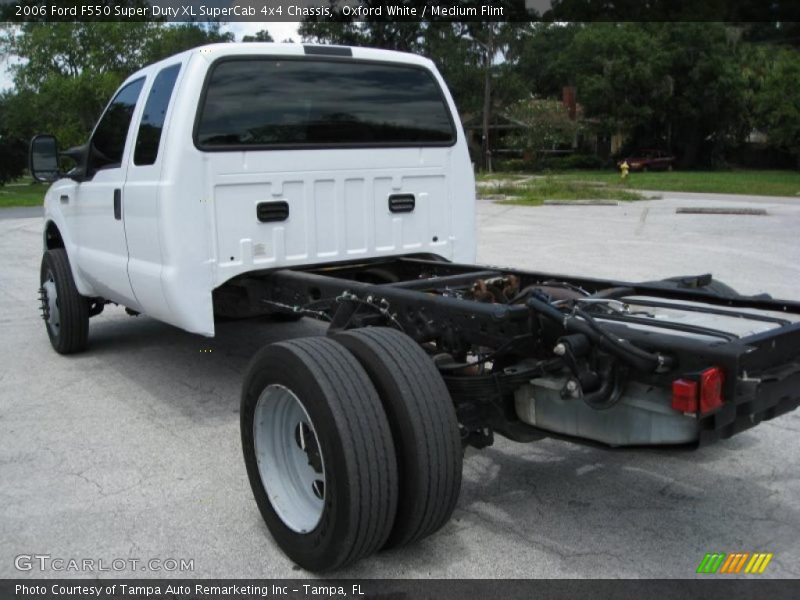 Oxford White / Medium Flint 2006 Ford F550 Super Duty XL SuperCab 4x4 Chassis
