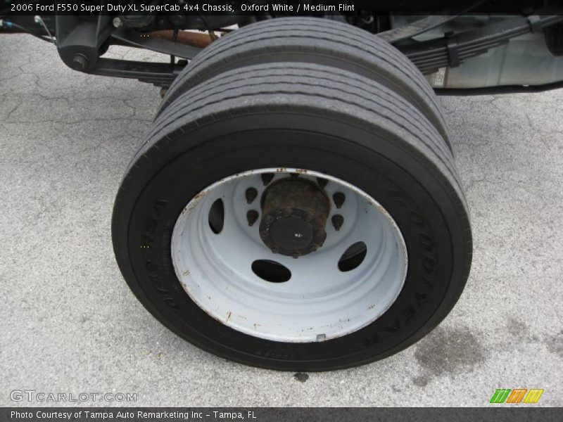 Oxford White / Medium Flint 2006 Ford F550 Super Duty XL SuperCab 4x4 Chassis