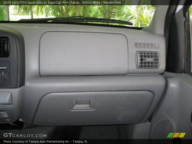 Oxford White / Medium Flint 2006 Ford F550 Super Duty XL SuperCab 4x4 Chassis