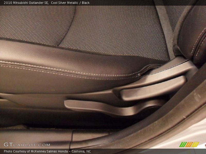 Cool Silver Metallic / Black 2010 Mitsubishi Outlander SE