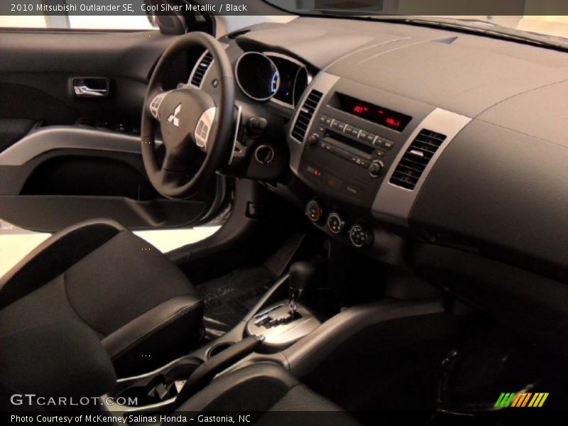 Cool Silver Metallic / Black 2010 Mitsubishi Outlander SE