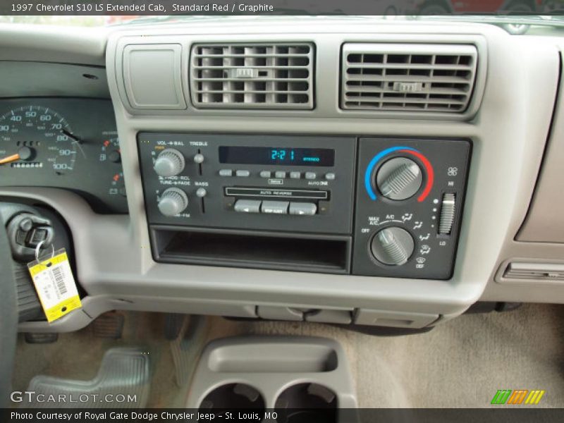 Standard Red / Graphite 1997 Chevrolet S10 LS Extended Cab