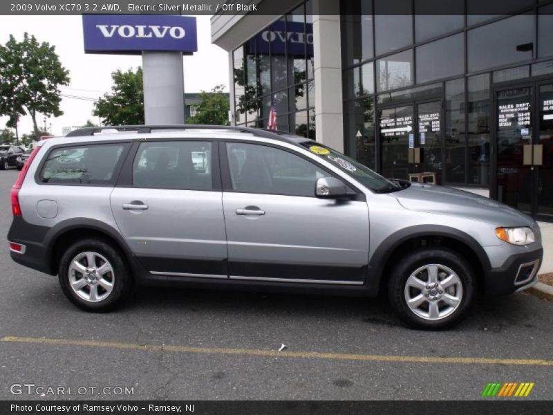 Electric Silver Metallic / Off Black 2009 Volvo XC70 3.2 AWD