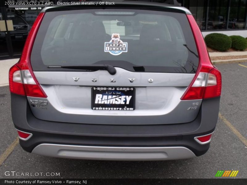 Electric Silver Metallic / Off Black 2009 Volvo XC70 3.2 AWD